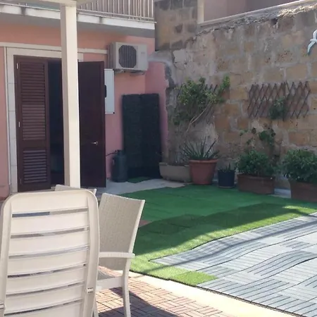 Casa Indipendente Con Ampia Veranda *